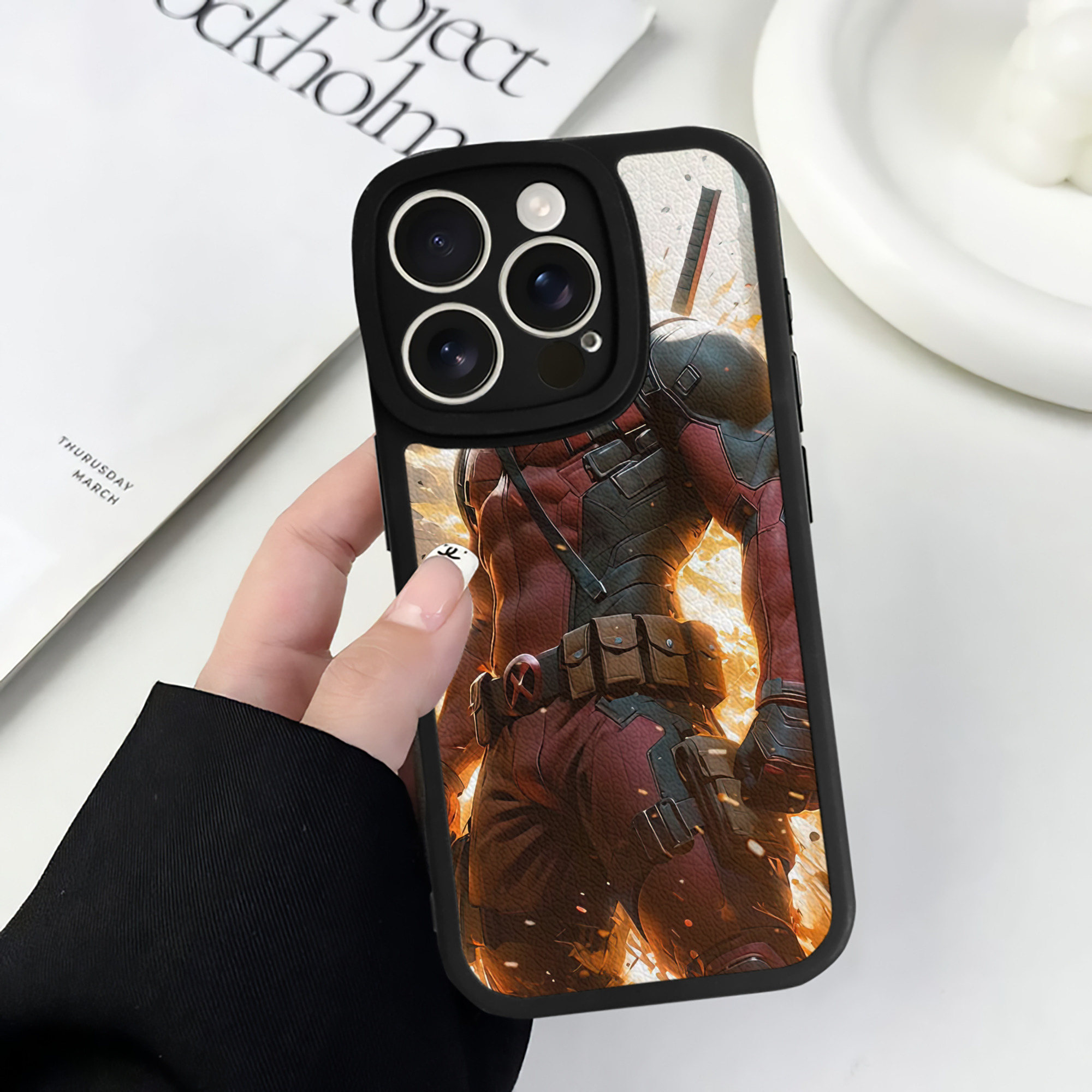 （画像用） Deadpool デッドプール 【iPhone 16シリーズ対応】シリコンスマホケース（レザー調） 材質：シリコン